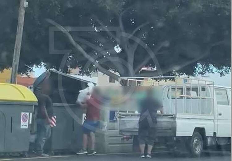 Tirando escombros en contenedores para basura doméstica/TA.